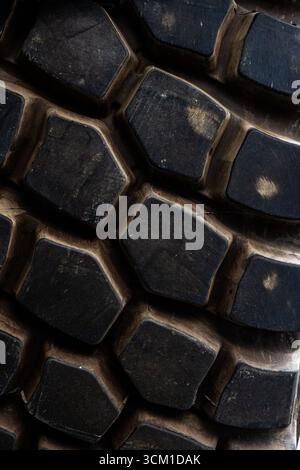 Nahaufnahme. Reifenprofil für Traktor oder Kipplaster. Räder für große Maschinen. Hochwertige Fotos Stockfoto