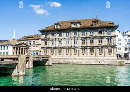 acade des Rathauses, Zürcher Rathaus, erbaut Ende des 17. Jahrhunderts im Renaissancestil, an der Limmat in der Züricher Altstadt, Schweiz Stockfoto