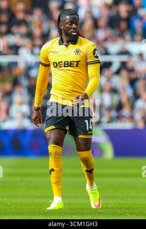 Newcastle, Großbritannien. September 2025. Tolu Arokodare von Wolverhampton Wanderers während des Spiels Newcastle United FC gegen Wolverhampton Wanderers FC English Premier League im St.James' Park, Newcastle, England, Vereinigtes Königreich am 13. September 2025 Credit: Lee Keuneke/Every Second Media Credit: Every Second Media/Alamy Live News Stockfoto