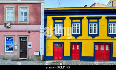 Bunte Häuser auf der Travessa da Caixa Economica in Aveiro Portugal Stockfoto