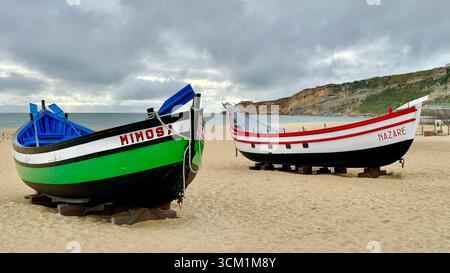 Traditionelles Holzfischboot am Sandstrand von Nazaré, Portugal Stockfoto