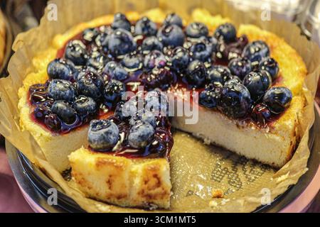 Heidelbeerkuchen mit frischen Beeren und Hochglanzmarmelade, goldene Kruste mit feuchter Textur, perfekt für Backwaren und Food Styling. Stockfoto