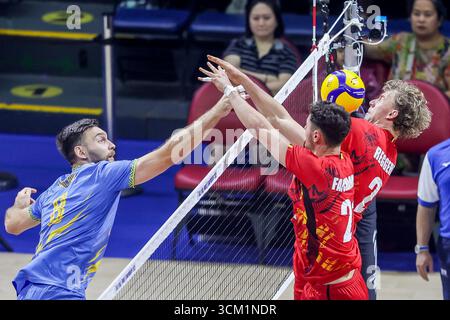 Quezon City, Philippinen. September 2025. Dmytro Yanchuk (L) aus der Ukraine tritt am 14. September 2025 im Pool F-Spiel zwischen Belgien und der Ukraine an der FIVB Männer-Weltmeisterschaft 2025 in Quezon City auf den Philippinen an. Quelle: Rouelle Umali/Xinhua/Alamy Live News Stockfoto