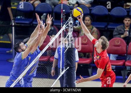 Quezon City, Philippinen. September 2025. Ferre Reggers (R) aus Belgien tritt am 14. September 2025 während des Pool-F-Spiels zwischen Belgien und der Ukraine bei der FIVB Männer-Weltmeisterschaft 2025 in Quezon City auf den Philippinen an. Quelle: Rouelle Umali/Xinhua/Alamy Live News Stockfoto