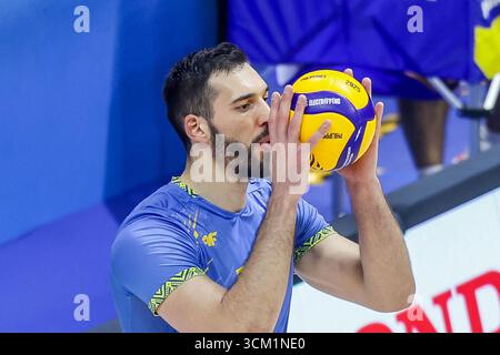 Quezon City, Philippinen. September 2025. Yurii Semeniuk aus der Ukraine bereitet sich darauf vor, während des Pool F-Spiels zwischen Belgien und der Ukraine bei der FIVB Männer-Weltmeisterschaft 2025 in Quezon City, den Philippinen, am 14. September 2025 zu dienen. Quelle: Rouelle Umali/Xinhua/Alamy Live News Stockfoto