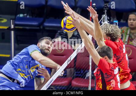 Quezon City, Philippinen. September 2025. Dmytro Yanchuk (L) aus der Ukraine tritt am 14. September 2025 im Pool F-Spiel zwischen Belgien und der Ukraine an der FIVB Männer-Weltmeisterschaft 2025 in Quezon City auf den Philippinen an. Quelle: Rouelle Umali/Xinhua/Alamy Live News Stockfoto