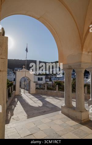 Bögen der Kirche von Agia Triada (Heilige Dreifaltigkeit) im Dorf Lefkes auf der Insel Paros in Griechenland an einem sonnigen Tag. Stockfoto