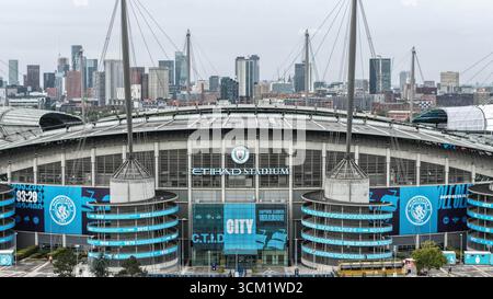 Eine Luftaufnahme des Etihad Stadions mit der Stadt Manchester im Hintergrund während des Premier League Spiels Manchester City gegen Manchester United im Etihad Stadium, Manchester, Großbritannien, 14. September 2025 (Foto: Mark Cosgrove/News Images) Credit: News Images LTD/Alamy Live News Stockfoto