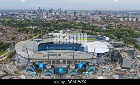 Eine Luftaufnahme des Etihad Stadions mit der Stadt Manchester im Hintergrund während des Premier League Spiels Manchester City gegen Manchester United im Etihad Stadium, Manchester, Großbritannien, 14. September 2025 (Foto: Mark Cosgrove/News Images) Stockfoto
