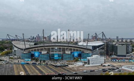 Eine Luftaufnahme des Etihad Stadions mit der Stadt Manchester im Hintergrund während des Premier League Spiels Manchester City gegen Manchester United im Etihad Stadium, Manchester, Großbritannien, 14. September 2025 (Foto: Mark Cosgrove/News Images) Stockfoto