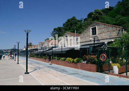 Historische Steinhäuser und Restaurants am Ufer des Bosporus in Beykoz, Istanbul Stockfoto