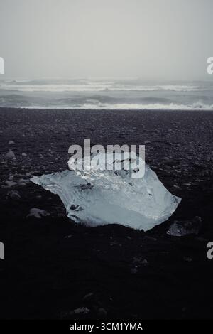 Eisberge am Black Sand Beach (Diamond Beach) im Süden Islands Stockfoto