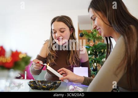 Frauen, die an Silvester Wünsche verbrennen Stockfoto