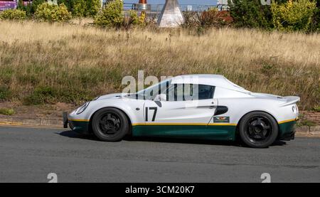 Die 1998 90er Jahre modifizierten den White Lotus Elise Sportwagen Nr. 17 beim Southport Classic und Speed Sprint Revival 2025 auf dem Marine Drive in Southport, Großbritannien Stockfoto