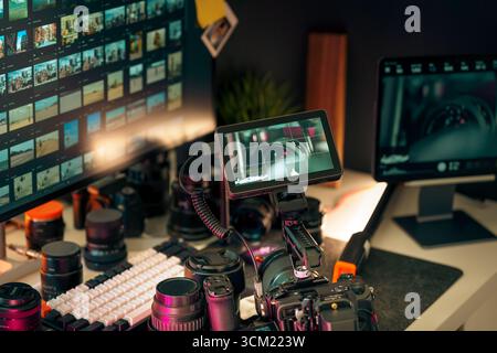 Video Production Desk Setup Kamera Monitor Workflow Tools mit professioneller spiegelloser Kamera mit externem Feldmonitor, Bearbeitungsbildschirme mit V Stockfoto