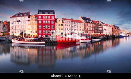 Kopenhagen Nyhavn, neuer Hafen von Kopenhagen, Sonnenuntergang in Dänemark Stockfoto