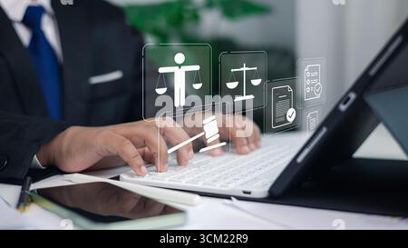 Business Lawyer in Klageverfahren, Tippen auf Laptop mit Symbolen für digitale Justiz, Rechtsdokumente und Gavel, Konzept des Online-Rechtsdienstes, Anwaltskanzlei, Vertrag und Stockfoto