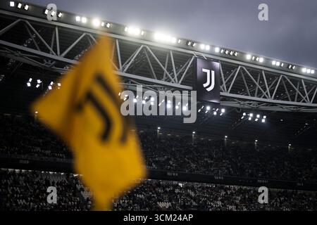 Eine allgemeine Ansicht zeigt das Allianz-Stadion und eine Eckfahne mit dem Logo von Juventus FC während der Halbzeit des Fußballspiels der Serie A zwischen Juventus FC und FC Internazionale. Stockfoto