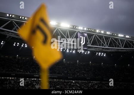 Eine allgemeine Ansicht zeigt das Allianz-Stadion und eine Eckfahne mit dem Logo von Juventus FC während der Halbzeit des Fußballspiels der Serie A zwischen Juventus FC und FC Internazionale. Stockfoto
