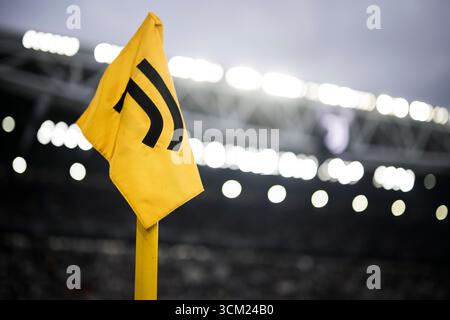 Eine allgemeine Ansicht zeigt das Allianz-Stadion und eine Eckfahne mit dem Logo von Juventus FC während der Halbzeit des Fußballspiels der Serie A zwischen Juventus FC und FC Internazionale. Stockfoto
