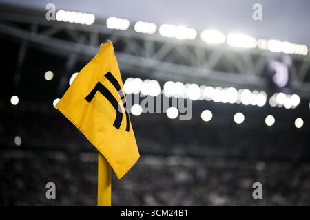 Eine allgemeine Ansicht zeigt das Allianz-Stadion und eine Eckfahne mit dem Logo von Juventus FC während der Halbzeit des Fußballspiels der Serie A zwischen Juventus FC und FC Internazionale. Stockfoto