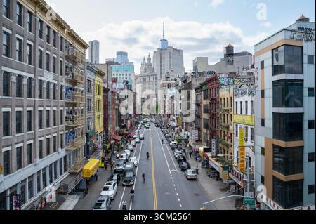 01.06.2025, Manhattan, New York City, New York, Vereinigte Staaten (USA) - Blick von der Manhattan Bridge von Chinatown entlang des East Broadway in Lower Manhattan. Stockfoto