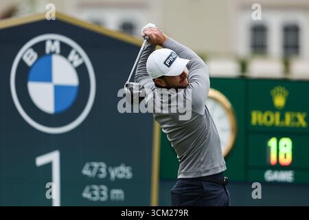 Wentworth Club, London, Großbritannien. September 2025. Die Finalrunde der BMW PGA Championship; Laurie Canter aus England spielt im 1. Loch Credit: Action Plus Sports/Alamy Live News Stockfoto