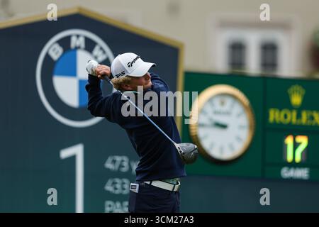 Wentworth Club, London, Großbritannien. September 2025. Die Finalrunde der BMW PGA Championship; Martin Couvra aus Frankreich schlägt im 1. Loch Credit: Action Plus Sports/Alamy Live News ab Stockfoto