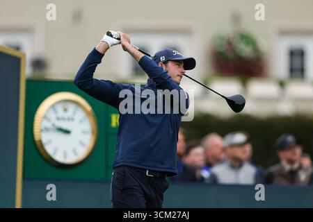 Wentworth Club, London, Großbritannien. September 2025. Die Finalrunde der BMW PGA Championship; Elvis Smylie aus Australien schlägt im 1. Loch Credit: Action Plus Sports/Alamy Live News ab Stockfoto