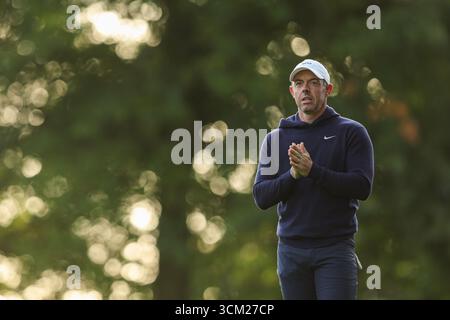 Wentworth Club, London, Großbritannien. September 2025. Die Finale Runde der BMW PGA Championship; Rory McIlroy aus Nordirland blickt vom 1. Loch Credit: Action Plus Sports/Alamy Live News Stockfoto