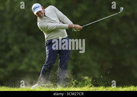 Wentworth Club, London, Großbritannien. September 2025. Die Finalrunde der BMW PGA Championship; Ricardo Gouveia aus Portugal trifft auf das 1. Loch Credit: Action Plus Sports/Alamy Live News Stockfoto