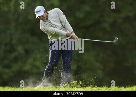 Wentworth Club, London, Großbritannien. September 2025. Die Finalrunde der BMW PGA Championship; Ricardo Gouveia aus Portugal trifft auf das 1. Loch Credit: Action Plus Sports/Alamy Live News Stockfoto