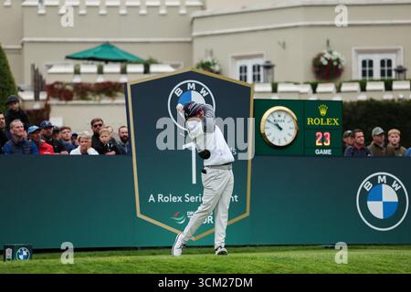 Wentworth Club, London, Großbritannien. September 2025. Die Finalrunde der BMW PGA Championship; Ewen Ferguson aus Schottland schlägt im 1. Loch Credit: Action Plus Sports/Alamy Live News ab Stockfoto