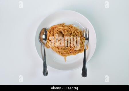 Spaghetti Fleischbällchen auf weißem Hintergrund Stockfoto