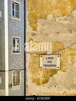 Kontrastierende Wände von Gebäuden in Alfama traditionelle Azulejo-Fliesen und rustikale verwitterte Wand Lissabon Portugal Stockfoto