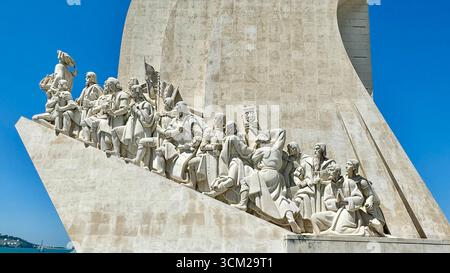 Denkmal der Entdeckungen am Ufer des Flusses Tejo, das Portugals Zeitalter der Entdeckung in Lissabon feiert. Stockfoto