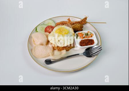 Spezieller gebratener Reis mit weißem Hintergrund Stockfoto