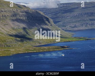 Berge, Fjord, Küste, Sommer, Luftsicht, Fischzucht, Lachszucht, Zuchtlachs, Fischerei, Berufjoerdur, Ostfjorde, Island Stockfoto