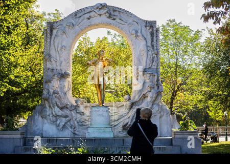 Wiens Wien, Österreich Johann-Strauss-Denkmal im Stadtpark Wien am 16. Oktober 2023 in Wien / Österreich, *** Wien Wien, Österreich Johann Strauss Denkmal im Wiener Stadtpark am 16. Oktober 2023 in Wien Österreich, Copyright: XSocher/xEibner-Pressefotox EP kso Stockfoto