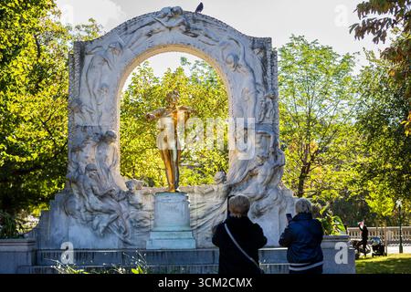 Wiens Wien, Österreich Johann-Strauss-Denkmal im Stadtpark Wien am 16. Oktober 2023 in Wien / Österreich, *** Wien Wien, Österreich Johann Strauss Denkmal im Wiener Stadtpark am 16. Oktober 2023 in Wien Österreich, Copyright: XSocher/xEibner-Pressefotox EP kso Stockfoto