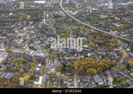 Blick aus der Vogelperspektive, Blick auf das Stadtzentrum, evangelische Kirche Pauluskirche, Renovierungsarbeiten, Katheter. Pfarrkirche der Heiligen Familie, Sesekepark, Kamen, Ruhrgebiet, Stockfoto