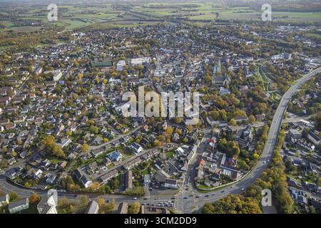 Blick aus der Vogelperspektive, Blick auf das Stadtzentrum, evangelische Kirche Pauluskirche, Renovierungsarbeiten, Katheter. Pfarrkirche der Heiligen Familie, Sesekepark, Kamen, Ruhrgebiet, Stockfoto