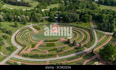 Drohnenansicht des kreisförmigen Amphitheaters im Poznan Cytadela Park Stockfoto