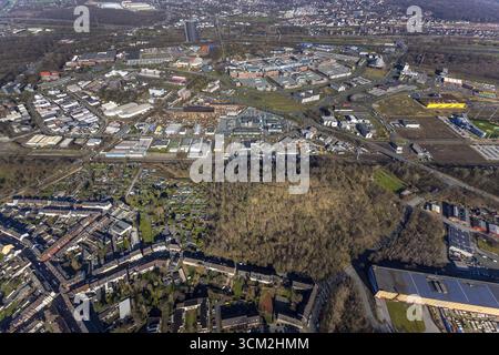 Aus der Vogelperspektive, Knappenhalde Knappenstraße und Essener Straße mit Blick auf Centro Oberhausen, Gewerbegebeit am Technologiezentrum im Lipperfeld, Brueck Stockfoto