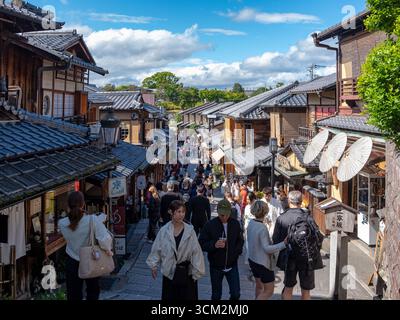 Kyoto, Japan - 8. Mai 2024: Überfüllte Straße im historischen Zentrum von Kyoto, an einem sonnigen Frühlingstag Stockfoto