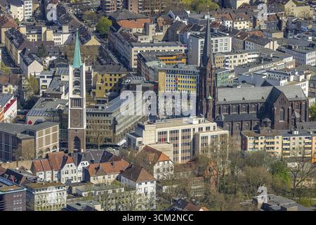 Blick aus der Vogelperspektive, Heinrich-Koenig-Platz mit evangelischer Emmaus Altstadtkirche und Propsteikirche St. Augustinus, Altstadt, Gelsenkirchen, Ruhrgebiet, Norden Stockfoto