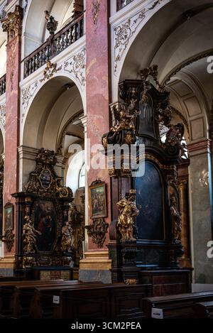 Reich dekoriertes Inneres der Basilika St. Jakobus, berühmt für Orgelkonzerte, in der Altstadt von Prag, Tschechien am 21. März 2025 Stockfoto