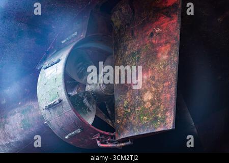 Das Schiff steht auf den Stützen in einem Trockendock. Rückansicht der Schrauben. Stockfoto