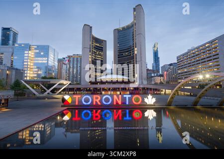 TORONTO, KANADA - OCOTBER 13, 2024: Das Rathaus von Toronto in der Dämmerung. Die neo-expressionistische moderne Architektur wurde 1965 eröffnet. Stockfoto