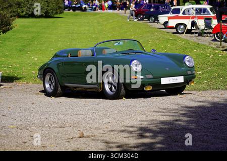 Porsche, grüner klassischer Sportwagen bei sonnigem Wetter draußen geparkt, Oldtimer Classic, Gala International Concours d'Elegance Schwetzingen 2025, Deutschland Stockfoto